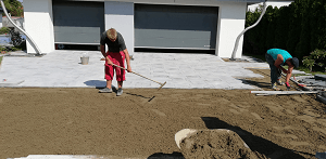 Příprava a násĺedná pokládka zámkové dlažby